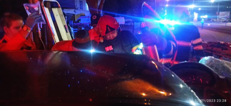 ULTIMA ORĂ Accident în comuna Muntenii de Jos, o mașină a ajuns în șanț! A lovit și un stâlp de electricitate!