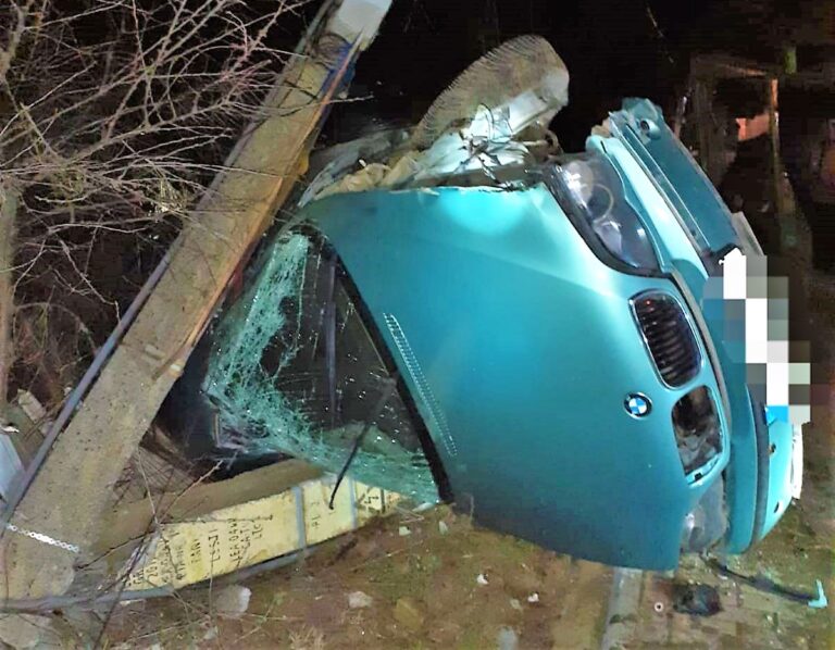 O șoferiță, la volanul unui BMW, a făcut prăpăd în comuna Stănilești! Cu ce viteză circula prin sat?