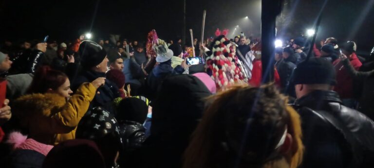 FOTO, VIDEO Artificii, dansuri tradiționale, urături pentru un an mai bun! S-a petrecut pe cinste, la Slobozia Gârceniului, noaptea trecută!