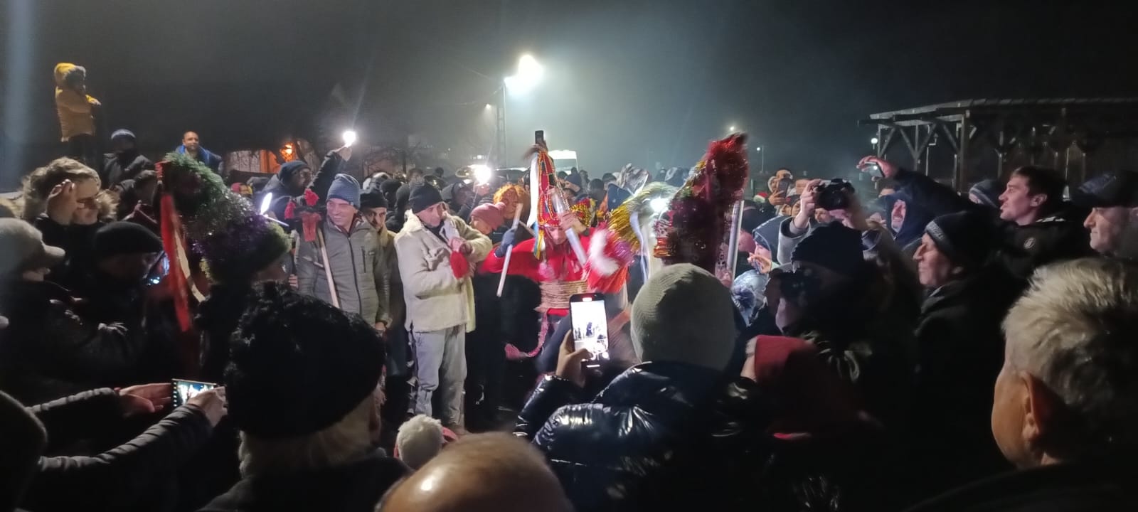 FOTO, VIDEO Artificii, dansuri tradiționale, urături pentru un an mai bun! S-a petrecut pe cinste, la Slobozia Gârceniului, noaptea trecută! 1 an nou slobozia BUN