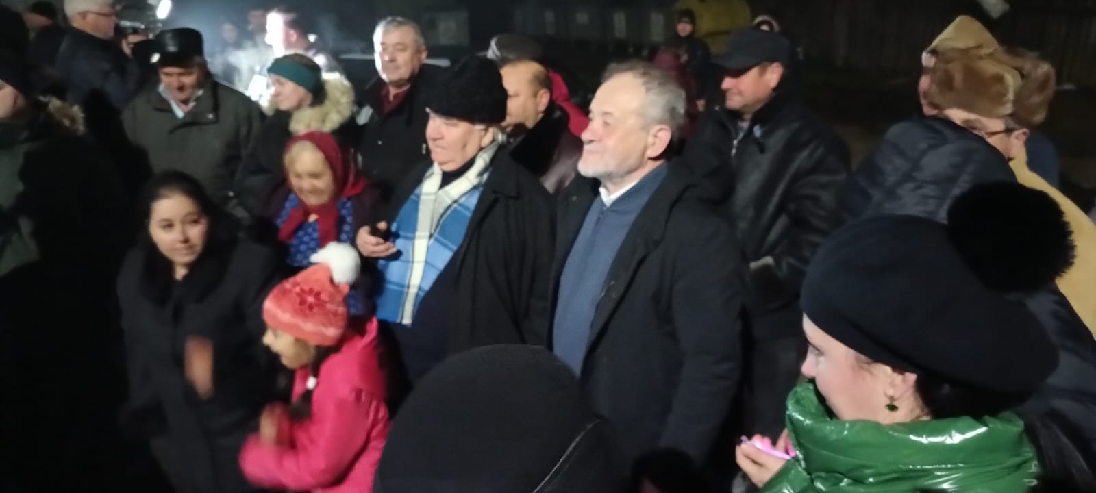 FOTO, VIDEO Artificii, dansuri tradiționale, urături pentru un an mai bun! S-a petrecut pe cinste, la Slobozia Gârceniului, noaptea trecută! 2 an nou slobozia dumitru buzatu mircea scutelnicu