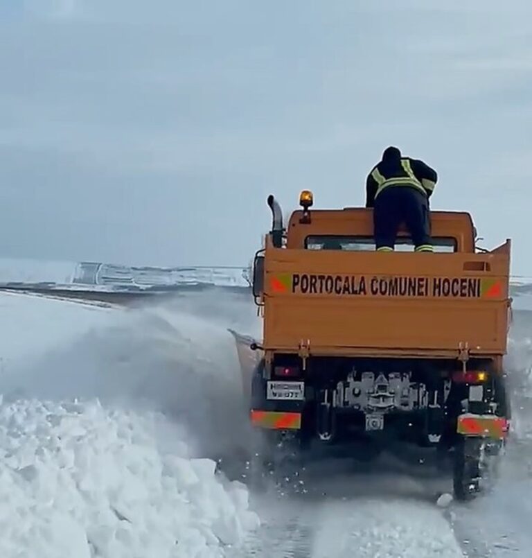 VIDEO Nămeți în comuna Hoceni, vântul a spulberat toată zăpada! Filmare INEDITĂ din timpul operațiunii de deszăpezire, realizată de primarul Vasile Țabără!