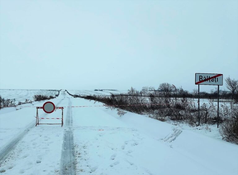 Viscolul a blocat mai multe drumuri județene! Utilaje de deszăpezire trimise pentru a curăța drumul județean 244K Tanacu-Vinețești! Două drumuri județene închise!