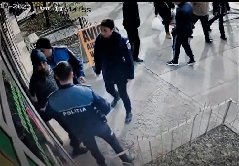 VIDEO Bravo, Poliția Bârlad! Un hoț este prins în flagrant, de un echipaj de Poliție, după ce individul fură 530 de lei din geanta unei bătrâne din Puiești!