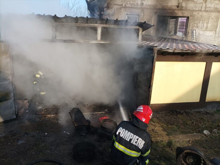 Flăcări la Satu Nou, în comuna Muntenii de Sus! Un foișor și un garaj au ars complet!