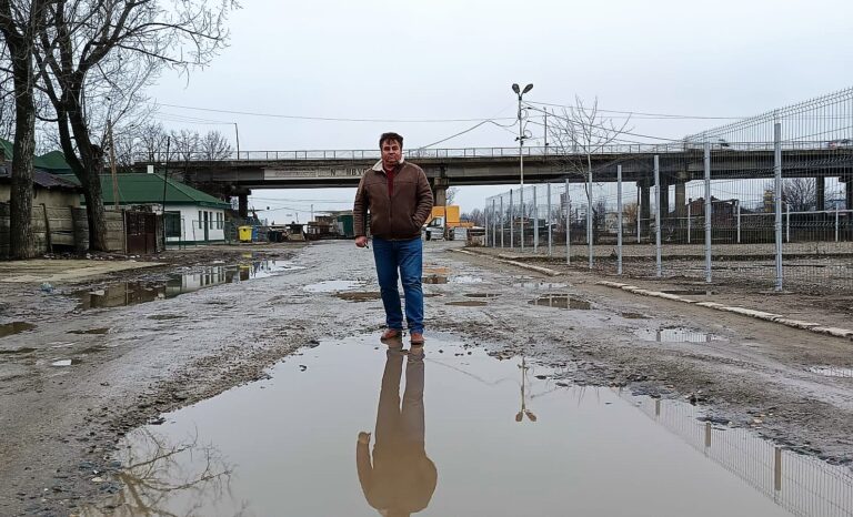 Cea mai amărâtă stradă din Vaslui, plină de bălți! ”De 27 de ani mă rog de primar să o asfalteze! Au fugit toți investitorii de aici”, spune Ionel Sandu, manager general Radical Grup