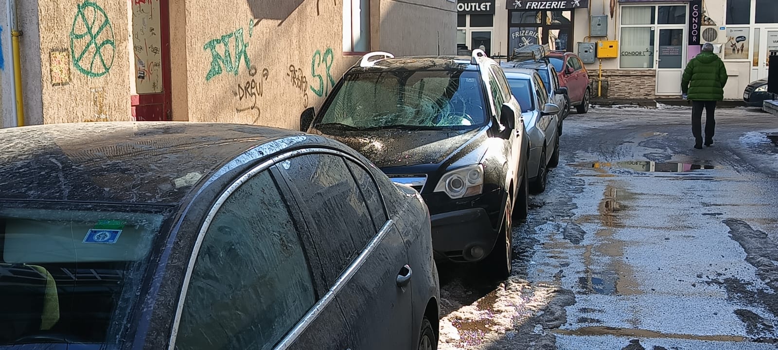 Un țurțure uriaș a făcut țăndări parbrizul unui SUV, în centrul Vasluiului! ”Am crezut că a explodat un apartament”, a spus un muncitor din zonă 2 masina distrusa turture vaslui 1