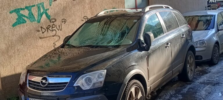 Un țurțure uriaș a făcut țăndări parbrizul unui SUV, în centrul Vasluiului! ”Am crezut că a explodat un apartament”, a spus un muncitor din zonă