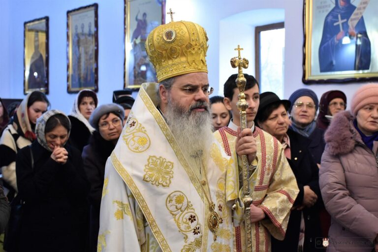 Episcopul Hușilor, PS Ignatie, în fața credincioșilor din Parohia Novaci: ”Strategiile, făcute pentru a ne ridica material, eșuează în faţa nesimțirii, a bădărăniei și a lipsei culturii mulţumirii”