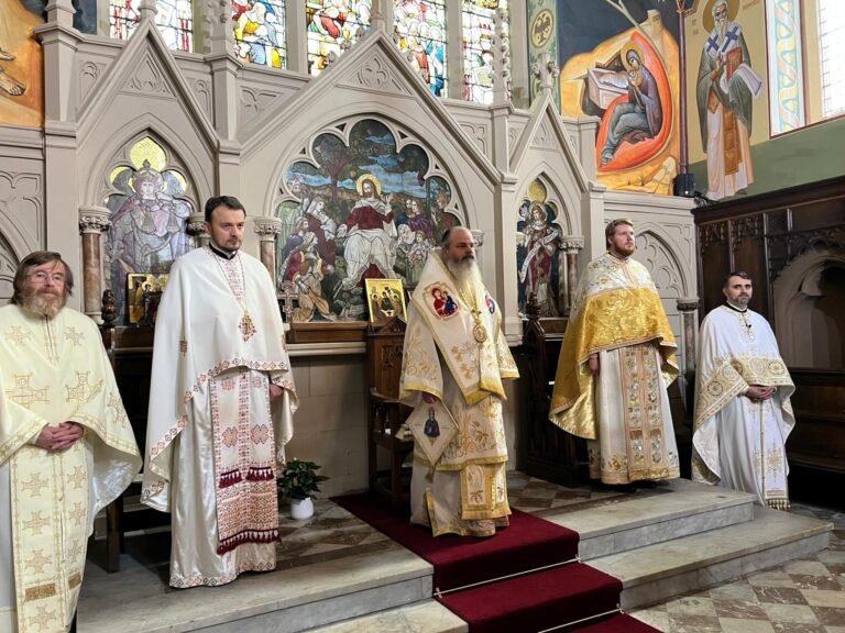 PS Ignatie, Episcopul Hușilor, în fața credincioșilor din Leeds, Marea Britanie: ”Când vorbim în biserică, ne uităm pe telefon sau la cine mai intră pe ușă, ne rupem din efortul de a-L căuta numai pe Dumnezeu”