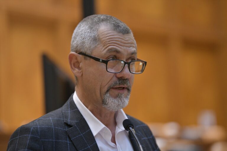 Un deputat din partidul lui George Simion și-a lovit soția și a provocat un scandal imens! Conducerea AUR l-a exclus din partid!