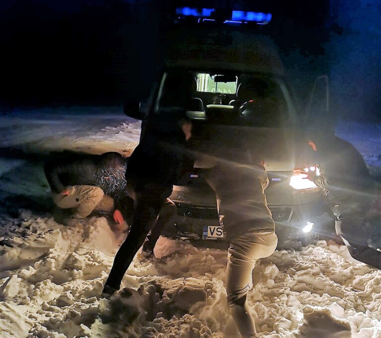 VIDEO Gest impresionant făcut de o mână de tineri din Ghergheleu, Codăești! Au scos o ambulanță blocată în zăpadă!
