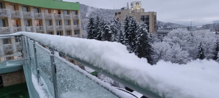 A nins la munte! Vasluienii plecați în minivacanță sunt fericiți, pentru prima zăpadă din acest an!