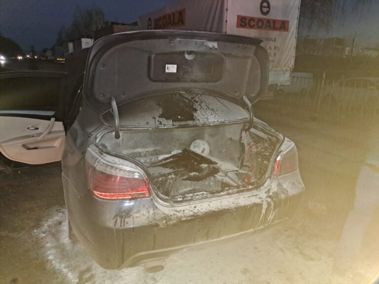 Incendiu în Zona Industrială a Vasluiului, o mașină a luat foc din senin! O femeie și un copil, salvați!