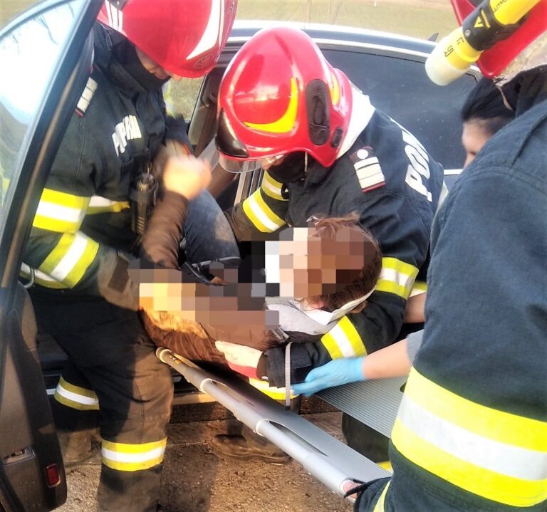 Un BMW, un Audi și un Opel s-au ciocnit pe drumul național Vaslui-Roman, în zona Bârzești! Patru victime, două au rămas blocate între fiarele mașinilor!