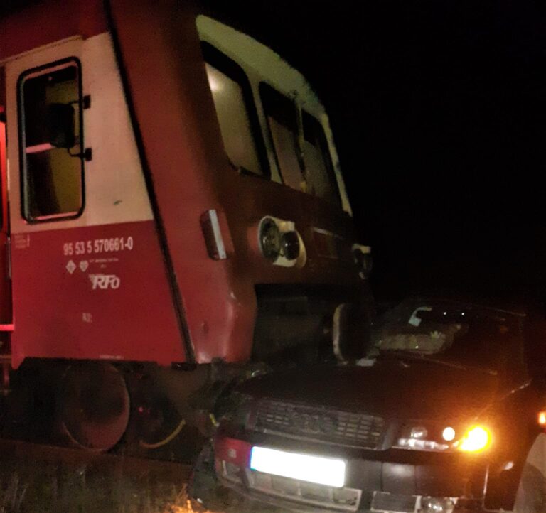 Accident TERIBIL, joi noaptea, la trecerea de cale ferată de la Huc, Todirești! O șoferiță din Iași, la un pas de moarte!