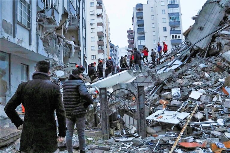 Sunt peste 1.000 de morți în Turcia, la peste 2.000 de km de Vaslui, cel mai mare cutremur din ultima sută de ani! Să ne ferească Dumnezeu de așa nenorocire!