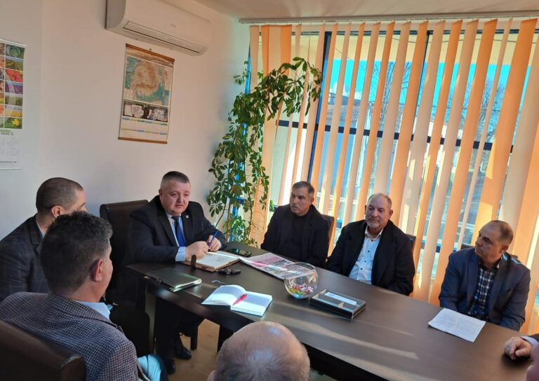Prefectul Daniel Onofrei, discuții cu autoritățile din Murgeni: ”Romii de aici au probleme cu actele de identitate și titlurile de proprietate”
