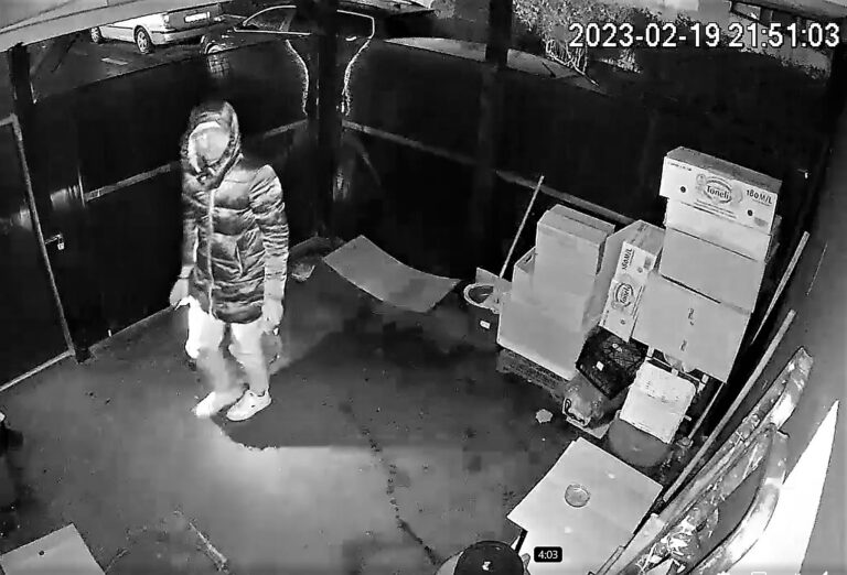 VIDEO Îl cunoașteți pe acest hoț, care sparge birourile din zona Gării, la Vaslui? Apel din partea unui păgubit! Să-l dăm pe mâna Poliției!