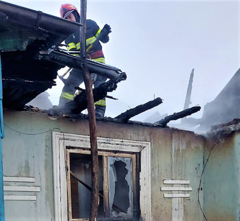 Incendiu violent în comuna Costești, marți seara! O familie a rămas fără acoperiș deasupra capului