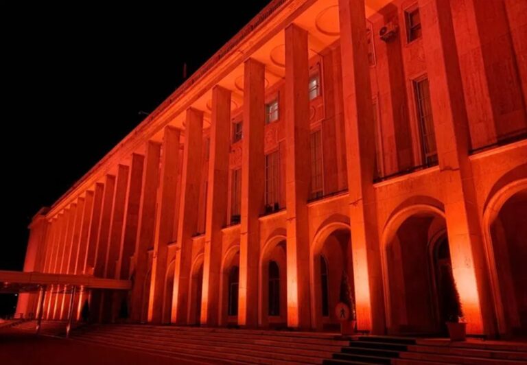 Clădirea Guvernului a fost iluminată în portocaliu, noaptea trecută! Premierul Ciucă: ”M-au impresionat oamenii care s-au dovedit mai puternici decât această boală”