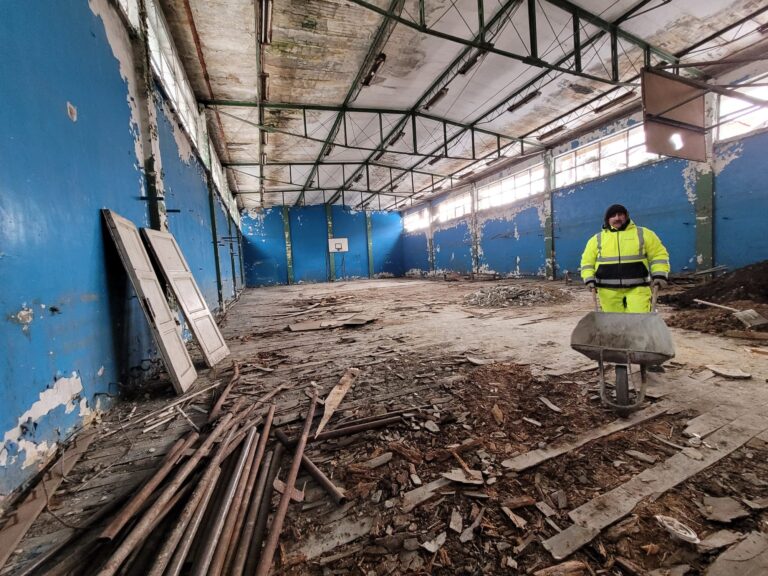 Primele imagini din interiorul Sălii Sporturilor, din Bârlad, o adevărată ruină! ”Bârlădenii se vor bucura de noua sală”, afirmă primarul Bârladului, Dumitru Boroș (FOTO, VIDEO)