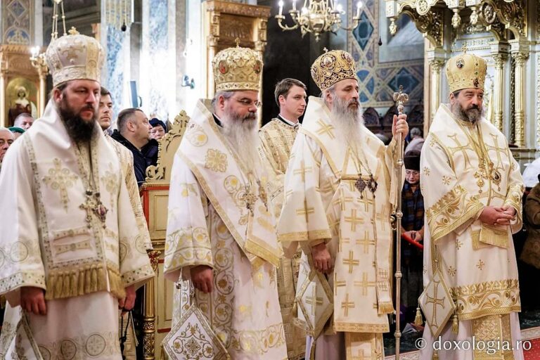 PreaSfințitul Părinte Ignatie, Episcopul Hușilor, alături de ÎPS Teofan, Mitropolitul Moldovei și Bucovinei, la hramul istoric al Catedralei Mitropolitane