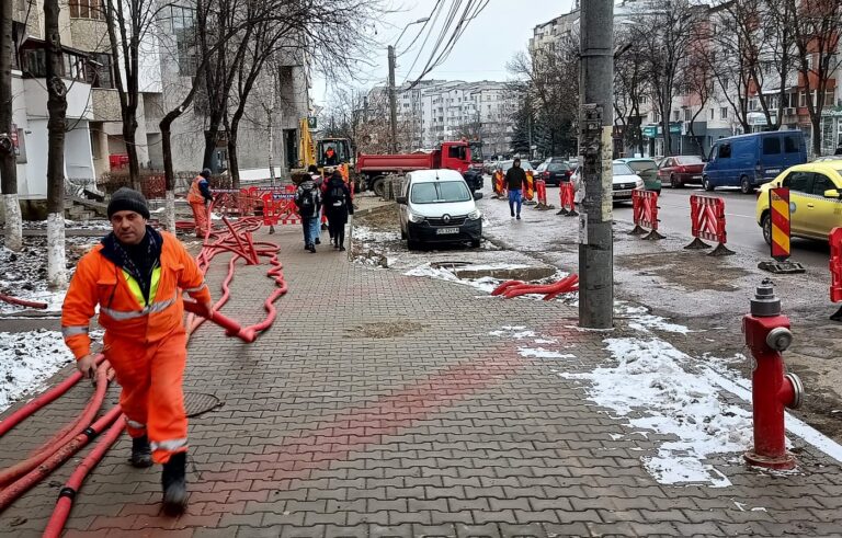 Drumarii de la Viacons Rutier au reluat lucrările pe strada Traian, la Vaslui! Urmează un an dificil!