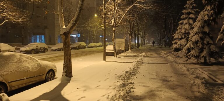 Strat de zăpadă de 25 cm, viscol, vânt puternic în următoarele 24 de ore, anunță ANMH