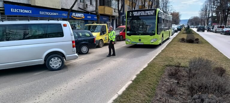 Un șofer fără minte a BLOCAT traficul în centrul Vasluiului! Nervii sunt întinși la maxim!