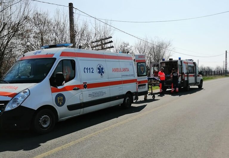 La Berezeni, un bătrân de 82 de ani și-a înfipt un cuțit în burtă! A fost găsit pe stradă, într-o baltă de sânge
