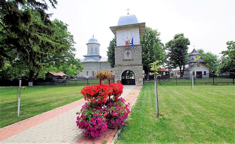 Un negreștean cere Primăriei să închidă boxele de la biserica situată în centrul orașului!