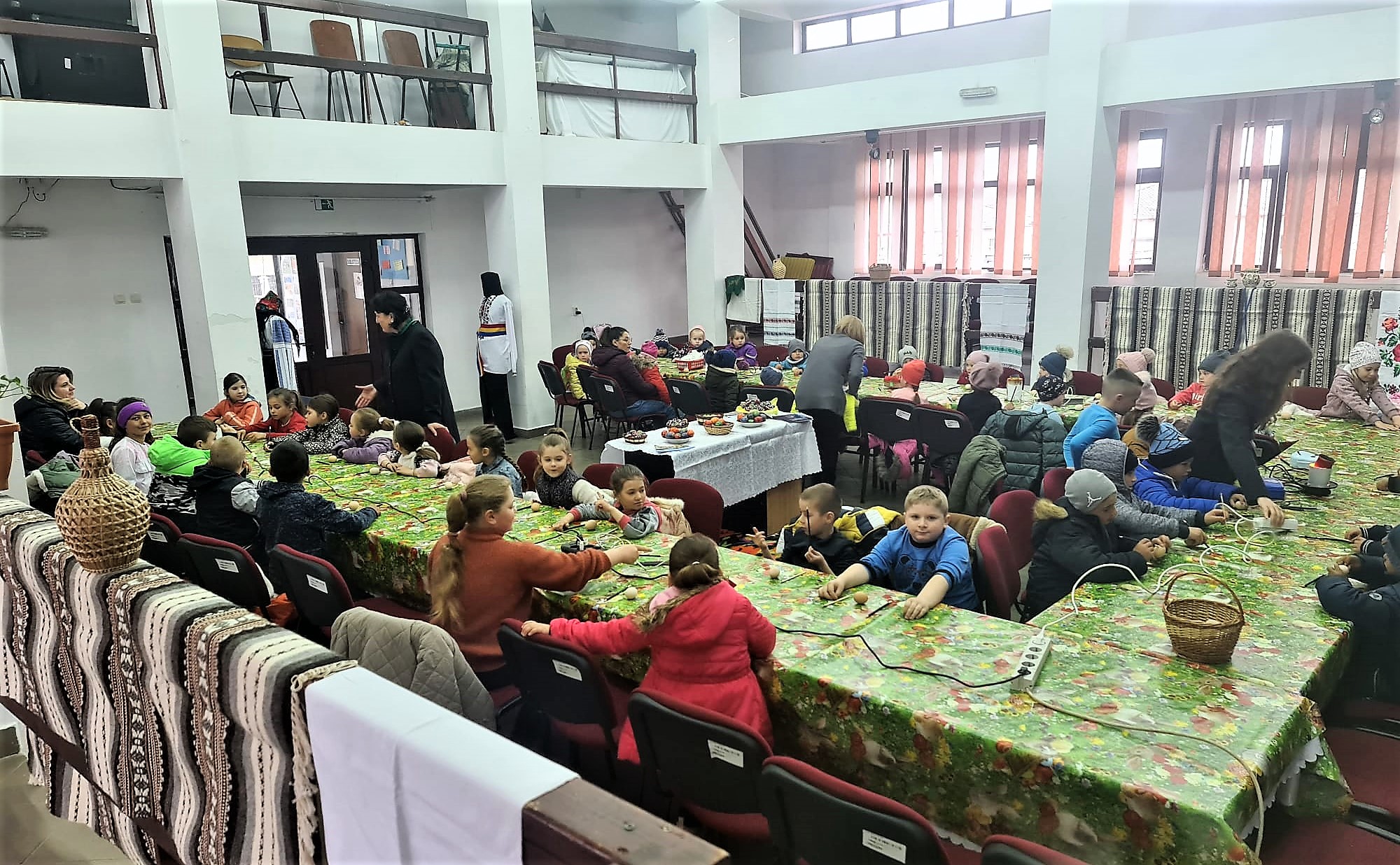 Bucurie în Postul Paștelui! 200 de copii din Ferești deprind tainele încondeierii ouălor, sub coordonarea unui meșter popular din Bucovina 1 feresti copii incondeiere oua 2