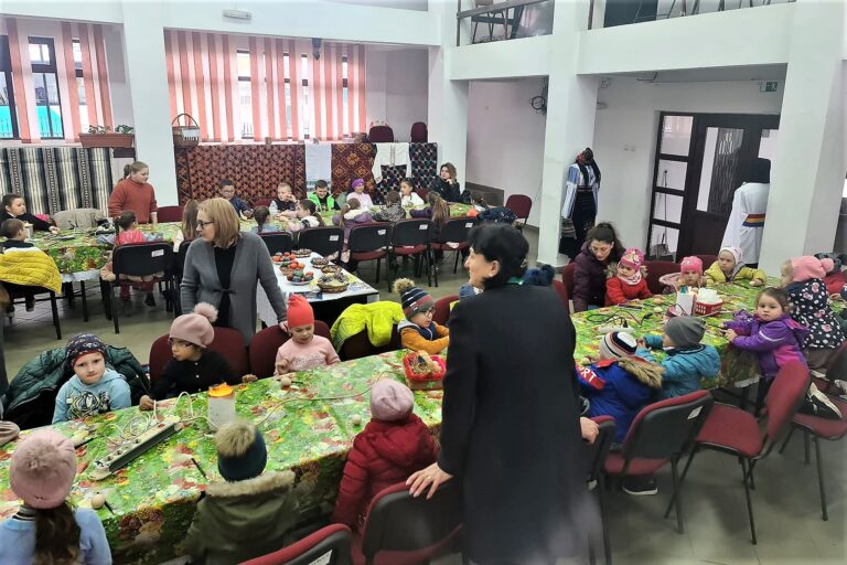 Bucurie în Postul Paștelui! 200 de copii din Ferești deprind tainele încondeierii ouălor, sub coordonarea unui meșter popular din Bucovina