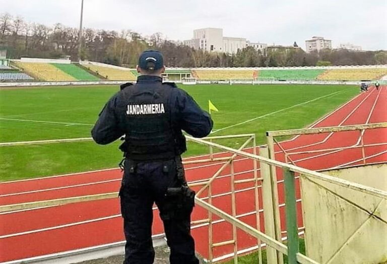 Un vasluian s-a ales cu dosar penal, după ce a aruncat o petardă pe stadion