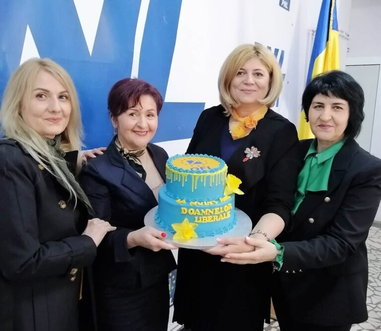 Femeile liberale au fost sărbătorite la Huși, în prezența conducerii executive a PNL Vaslui! Surpriză totală, flori și tort!