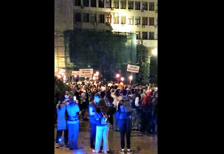 VIDEO Așa au petrecut vasluienii, sâmbătă seara, la Ora Pământului! Ploaia i-a alungat acasă
