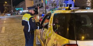 ”Șoferiță” din Negrești trasă pe dreapta, noaptea. Circula cu farurile stinse și fără permis!