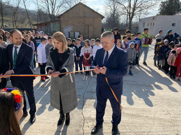 Prefectul de Vaslui a inaugurat noul sediu al școlii din Boțești. ”Investiția de aici va contribui la dezvoltarea comunității”, a transmis Daniel Onofrei