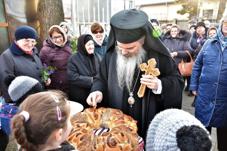 PreaSfințitul Ignatie, Episcopul Hușilor, primit cu pâine și sare, la Vaslui. ”Dumnezeu vindecă așa cum știe El, și intervine în viaţa noastră când știe El”, a spus Episcopul
