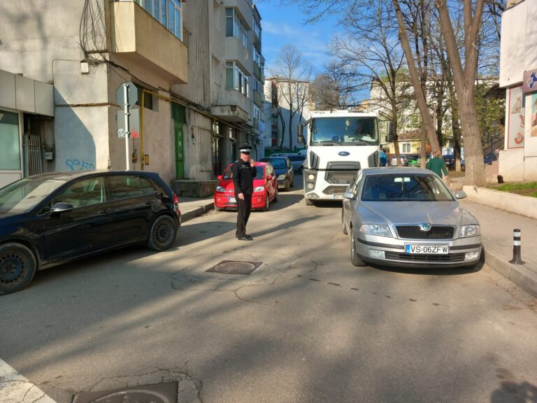 Iată ce parcare dibace a reușit un șofer din Vaslui, vineri dimineață! Poliția Locală l-a căutat pe isteț!