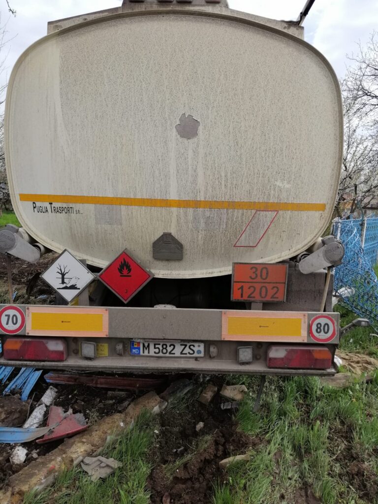 Șoferii din R. Moldova, pericol public! O cisternă condusă de un șofer moldovean a distrus o gospodărie din Râsești!