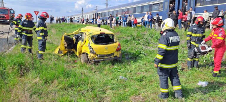 Accident GRAV în zona Roșiești, la „Bariera Morții”! Un autoturism a fost zdrobit pe calea ferată! Sunt trei victime, două au ajuns la Urgențe!