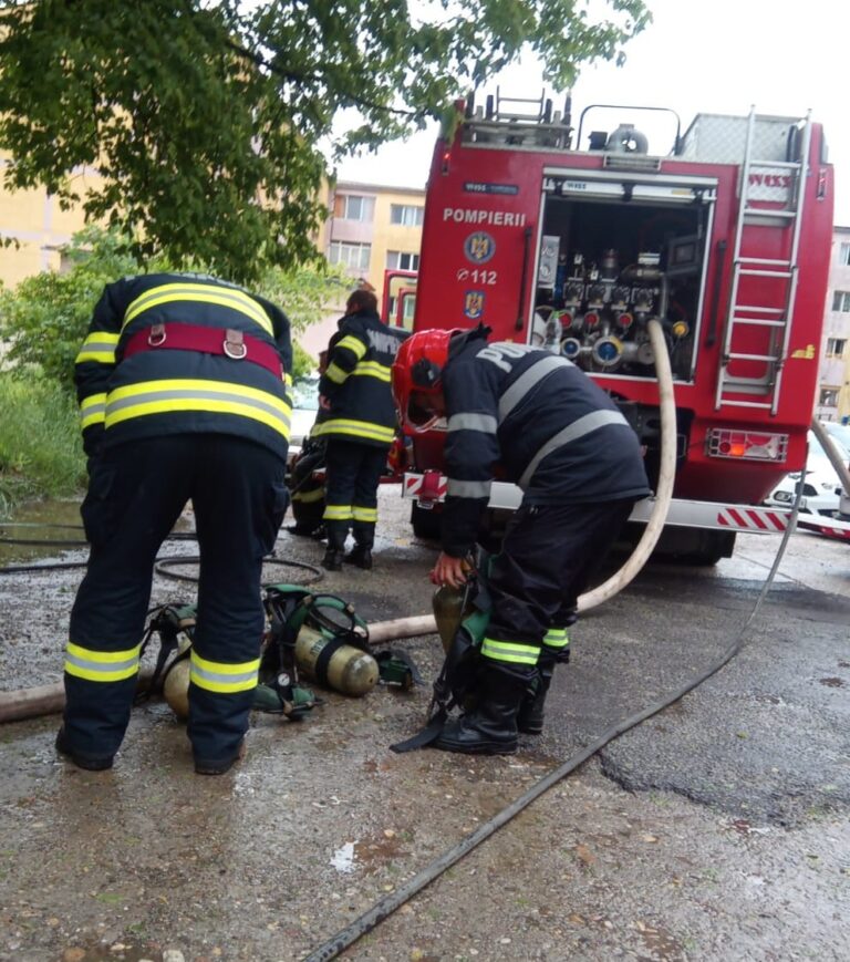 Incendiu în Bârlad, pe strada Vasile Pârvan! Un scurtcircuit electric a produs incendiul!