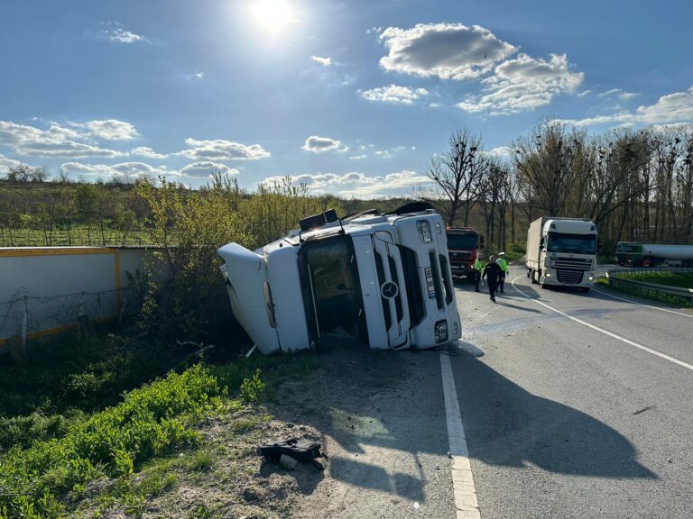 Un șofer turc, implicat într-un grav accident rutier pe DE 581! TIR încărcat cu floarea-soarelui, făcut praf!
