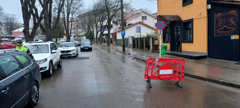 Trafic blocat în centrul Vasluiului, în apropierea Primăriei! Poliția Locală este la fața locului!
