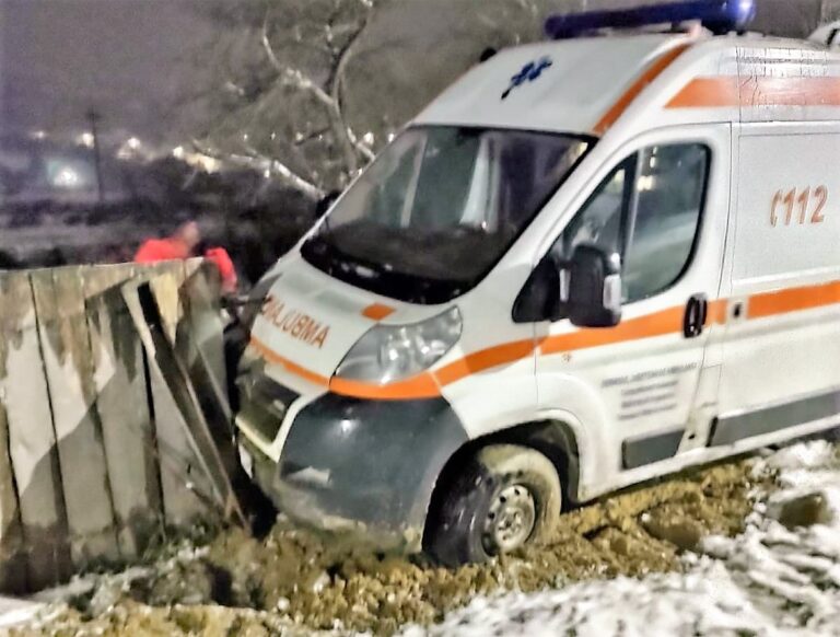 Ambulanță în noroaie, în comuna Gherghești, din cauza zăpezii! Salvați de tractorul primăriei!