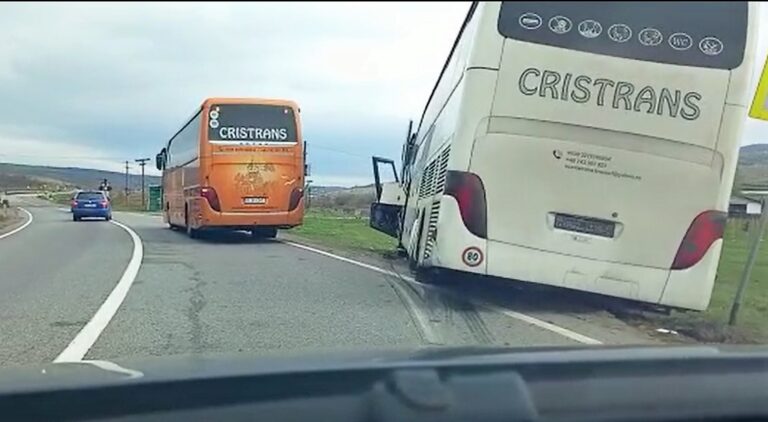 VIDEO Autocar plin cu călători, implicat într-un grav accident rutier, pe DE 581, la Târzii. Un șofer a ațipit la volan