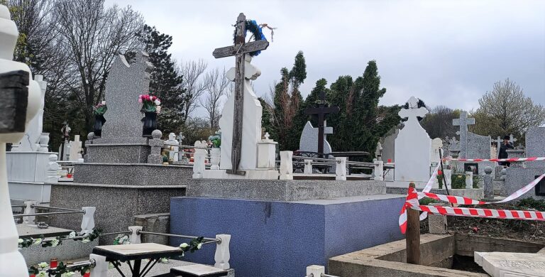 Monstruozitățile din cimitirul Vasluiului! Chiar nu vede nimeni HAOSUL din acest cimitir?