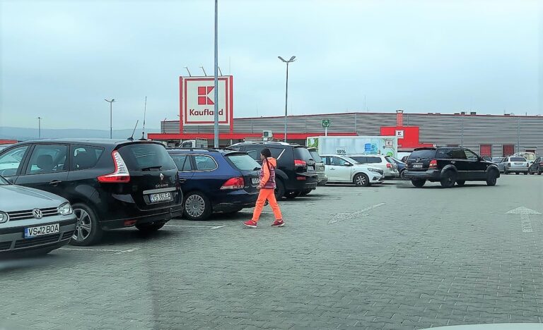 Copiii cerșetori romi au ”invadat” parcarea de la Kaufland! ”Vin pe jos și pleacă cu taxiul”, spune un angajat al supermarketului